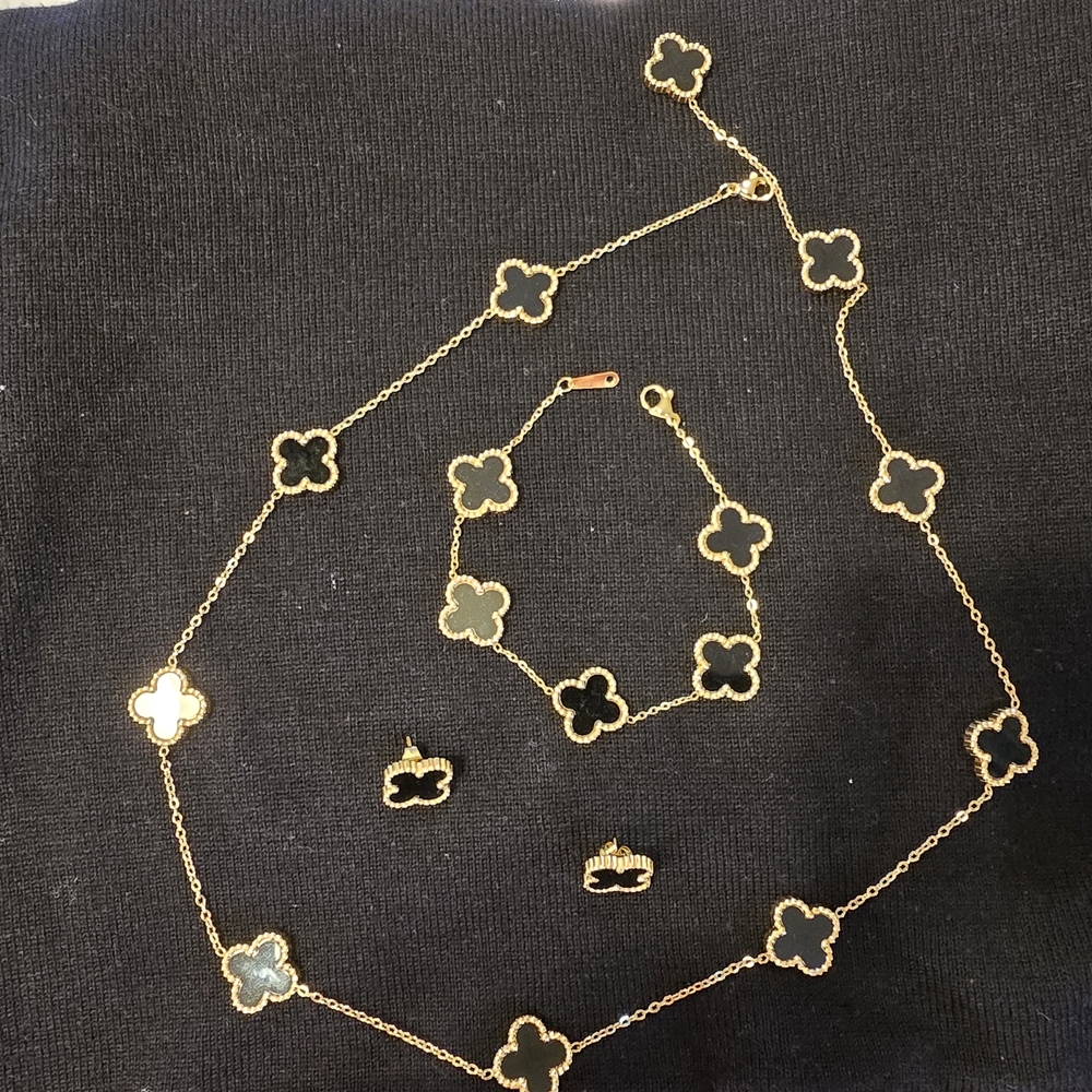 Elegant Gold and Black Clover Jewelry Set